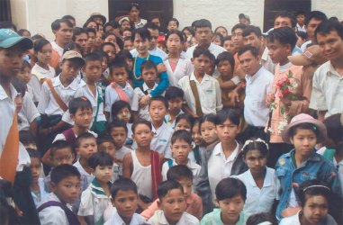 Aung San Suu Kyi with the people at Magwe School
