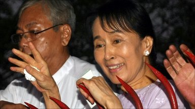 Ms Suu Kyi said they have to work in unison to achieve their goals.